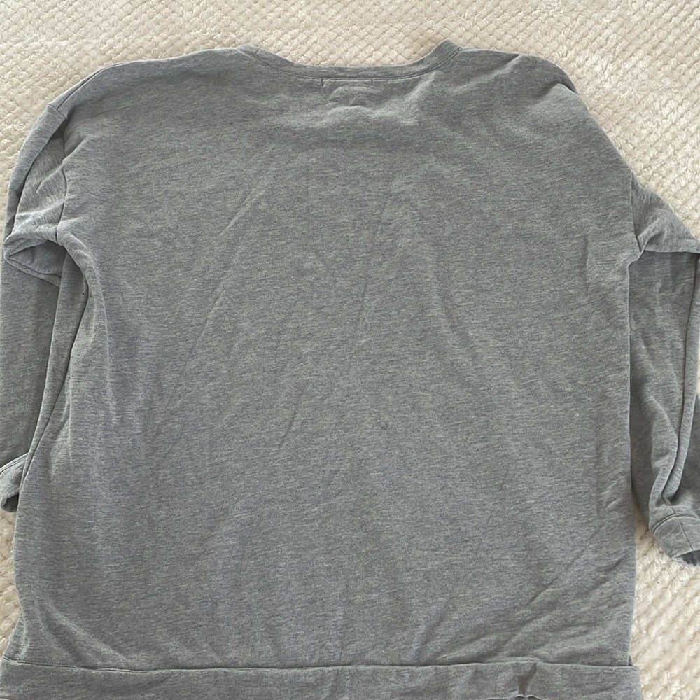 Embroidered sweater. - Picture 3 of 5